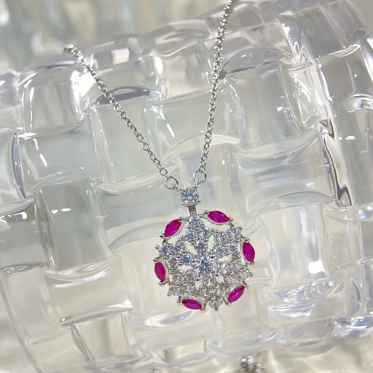 Colar de prata rosa com pingante floral ornamentado inspirado em flores e gemas de corte marquise 2