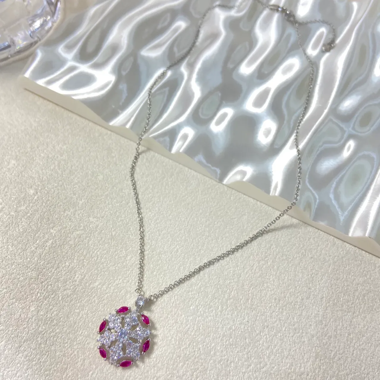Colar de prata rosa com pingante floral ornamentado inspirado em flores e gemas de corte marquise 3