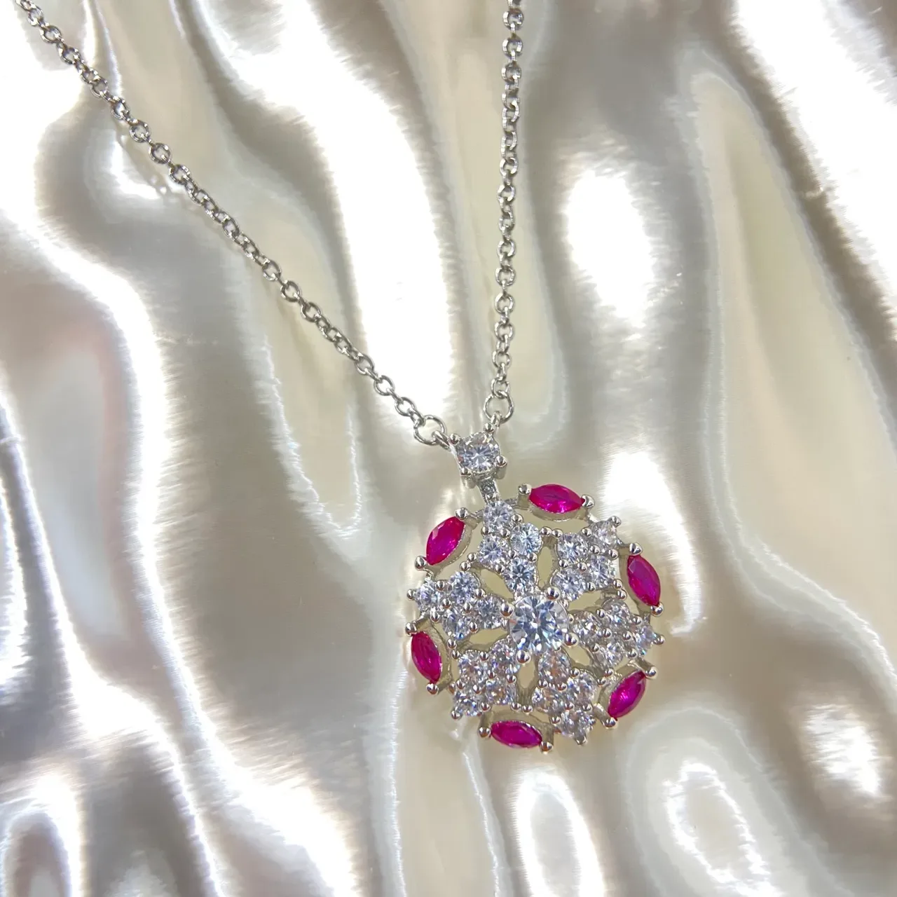 Colar de prata rosa com pingante floral ornamentado inspirado em flores e gemas de corte marquise 4