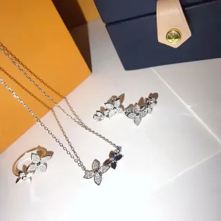 Collier en argent avec motif floral violet et pierres pavé-set
