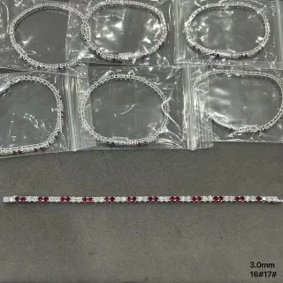 Pulseras de eslabones ovalados con gemas rojas y transparentes engastadas en canal de tono plateado