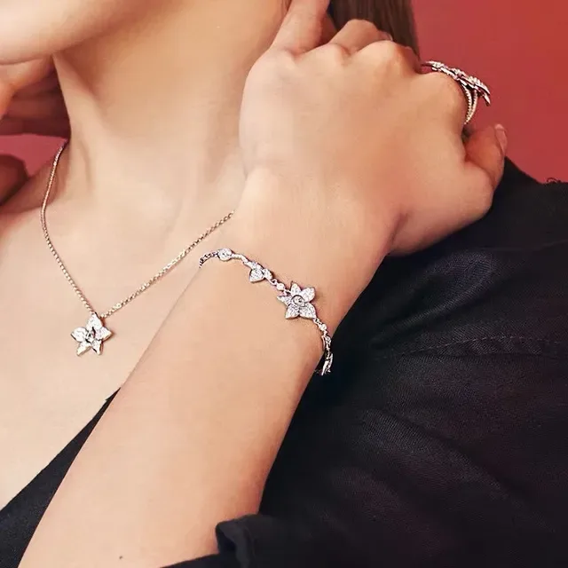 Pulseira de corrente ajustável com motivo floral de cristal em tom de prata 2