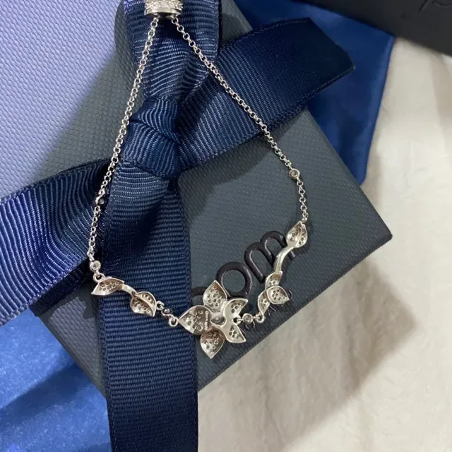 Pulseira de corrente ajustável com motivo floral de cristal em tom de prata 3