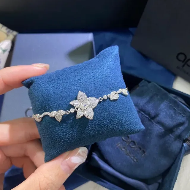 Pulseira de corrente ajustável com motivo floral de cristal em tom de prata 6