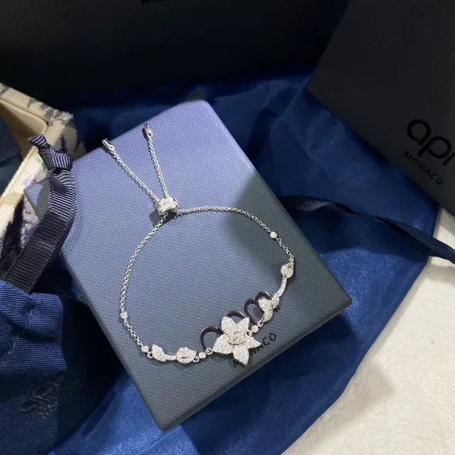 Pulseira de corrente ajustável com motivo floral de cristal em tom de prata 8