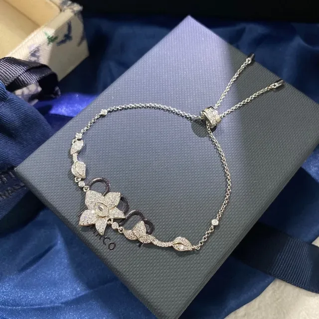 Pulseira de corrente ajustável com motivo floral de cristal em tom de prata 9