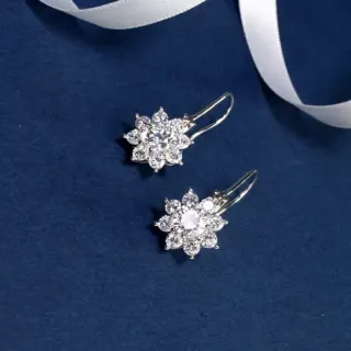 Brincos prateados brancos com flores em cluster pendentes