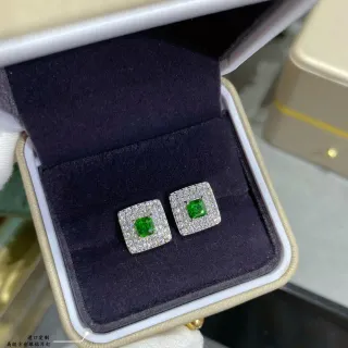 Pendientes de halo con gemas verdes en corte cuadrado pavé