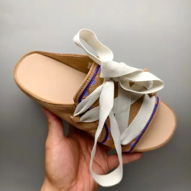 Sandalias casuales de plataforma en ante tan con cinta bordada y cordones 3