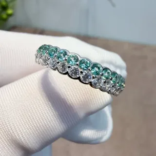 Bague d'éternité avec deux rangées de gemmes alternées teal et clair