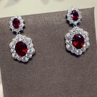 Brincos de dois níveis halo floral oval gema vermelha pavé