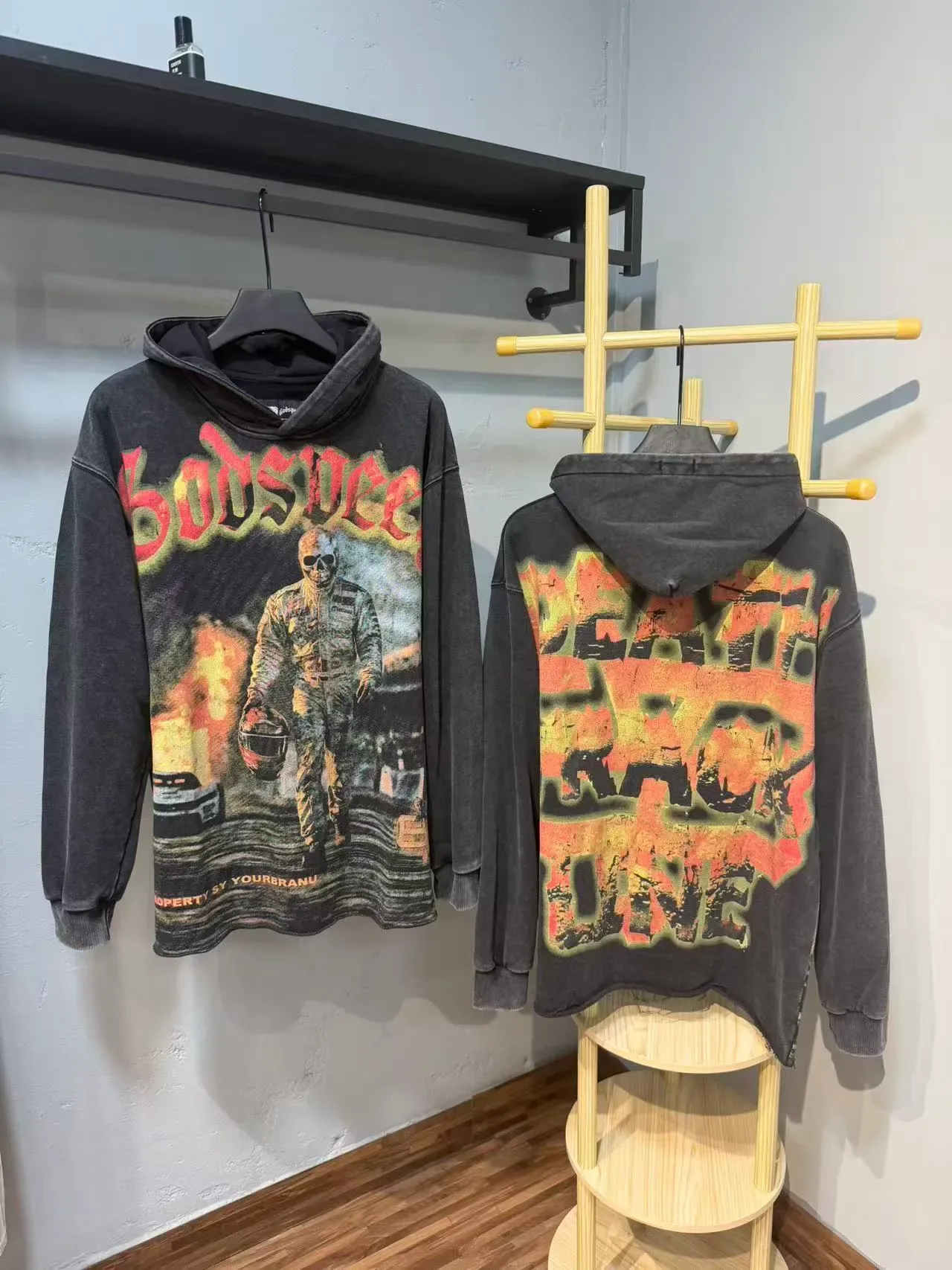Hoodie Oversized Noir Lavé avec Impression Graphique Distressed 5