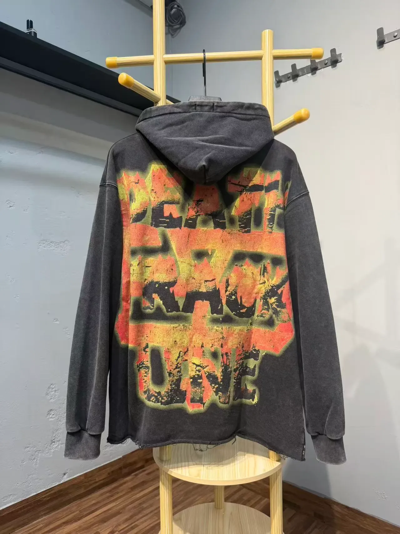 Hoodie Oversized Noir Lavé avec Impression Graphique Distressed 7