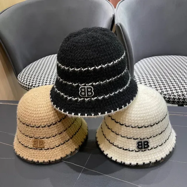 White and Black Zigzag Knitted Bucket Hat 2