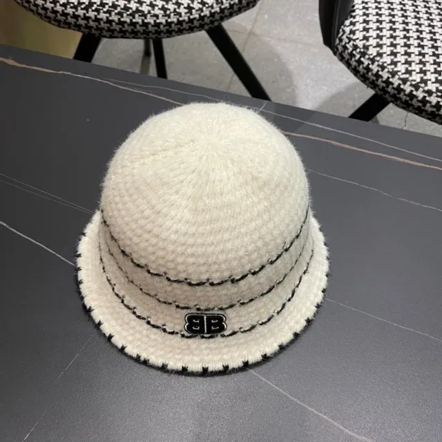 White and Black Zigzag Knitted Bucket Hat 5