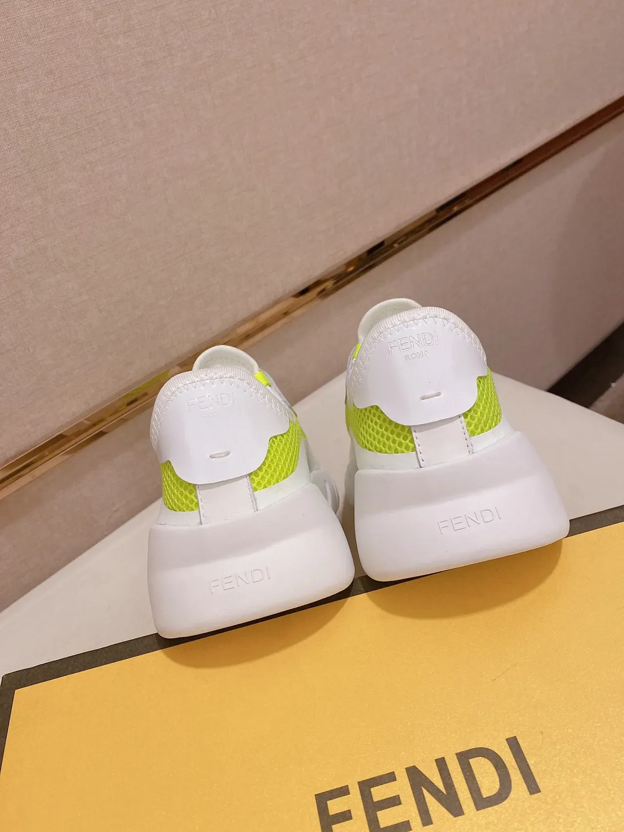 Tênis lifestyle chunky com overlay de malha branco e neon lima 3