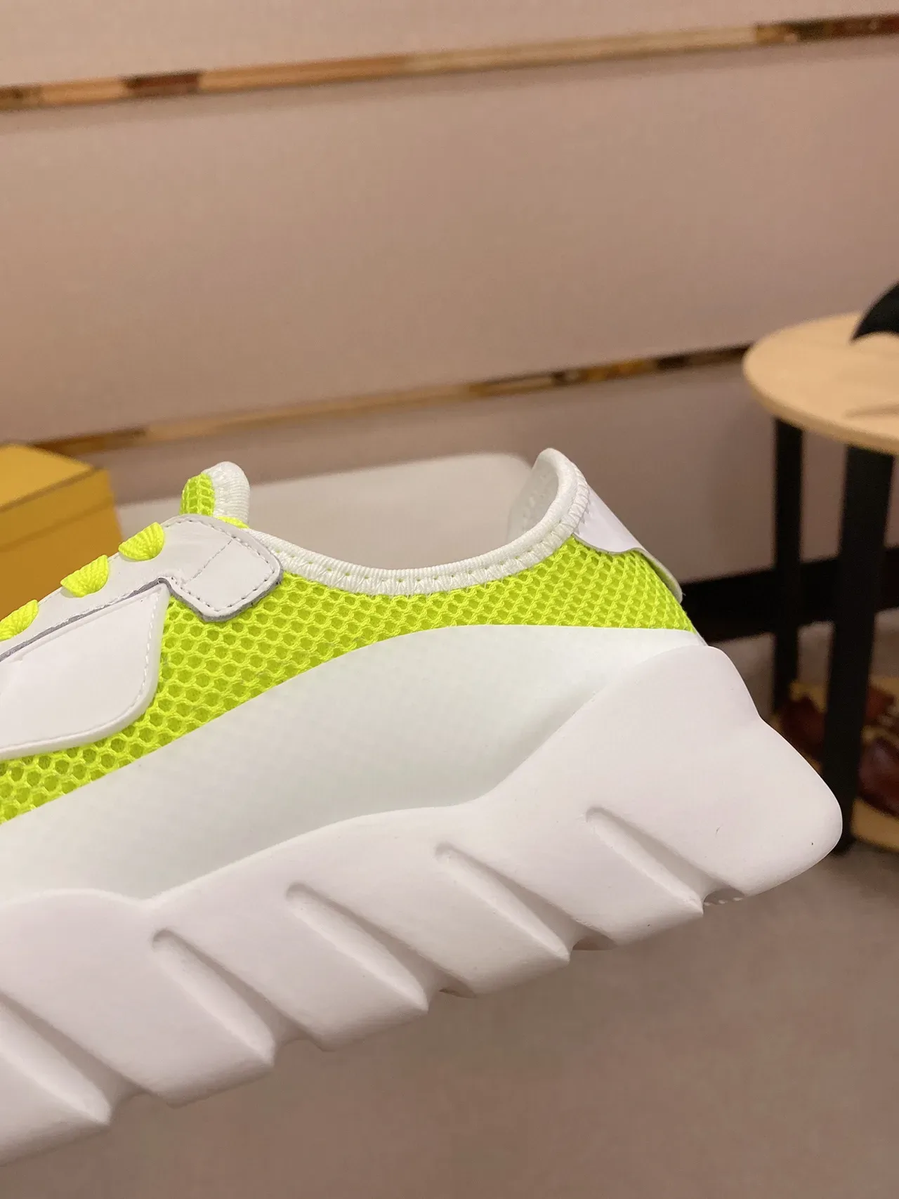 Tênis lifestyle chunky com overlay de malha branco e neon lima 4