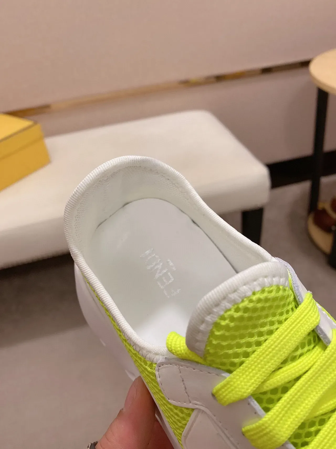 Tênis lifestyle chunky com overlay de malha branco e neon lima 5