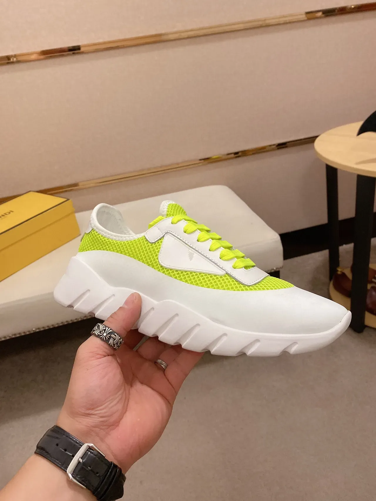 Tênis lifestyle chunky com overlay de malha branco e neon lima 7