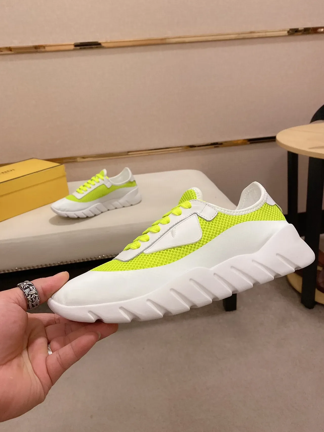 Tênis lifestyle chunky com overlay de malha branco e neon lima 8
