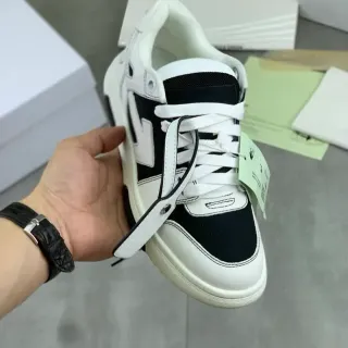 白色黑色低帮两色运动鞋