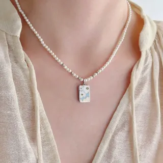 Collier pendentif floral émaillé perles blanches et bleues sur chaîne