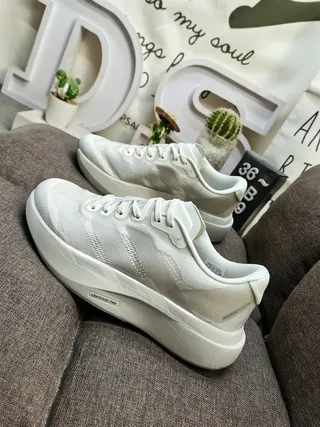 Chaussures de course avec upper tricoté monocrome blanc, semelle intermédiaire en mousse sculptée 7