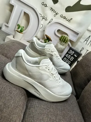 Chaussures de course avec upper tricoté monocrome blanc, semelle intermédiaire en mousse sculptée 9