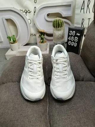Chaussures de course avec upper tricoté monocrome blanc, semelle intermédiaire en mousse sculptée 10