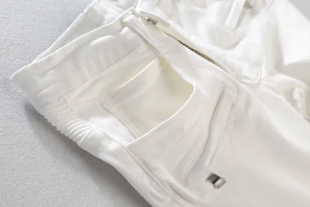 Jeans brancos estilo moto com bolso de zíper 3