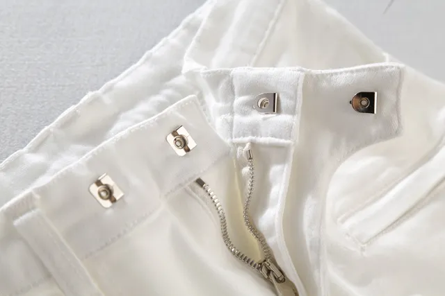 Jeans brancos estilo moto com bolso de zíper 13