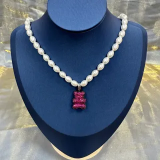 Colar de pérolas brancas e rosadas com pingente de ursinho de goma cristalizado