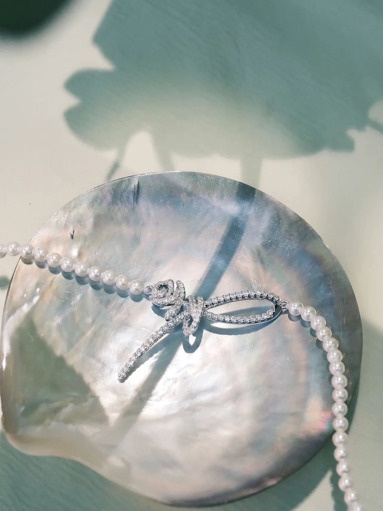 White Silver Pearl Strand Pavé Diamond Bow Clasp Necklace 8