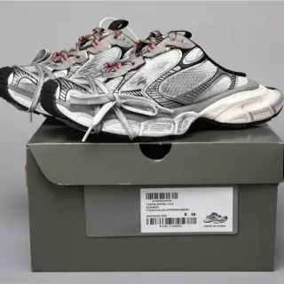 Sneakers chunky com silhueta prateada e superposições metálicas brancas