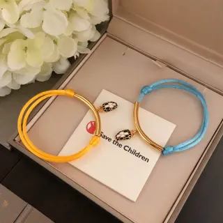 أساورات مع تعويذة الثعبان بلون ذهبي مغلفة بحبل أصفر وأزرق فاتح