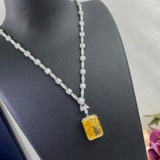 قلادة فضية صفراء بقصة مستطيلة مركزية حجر pave-set أحجار بيضاء