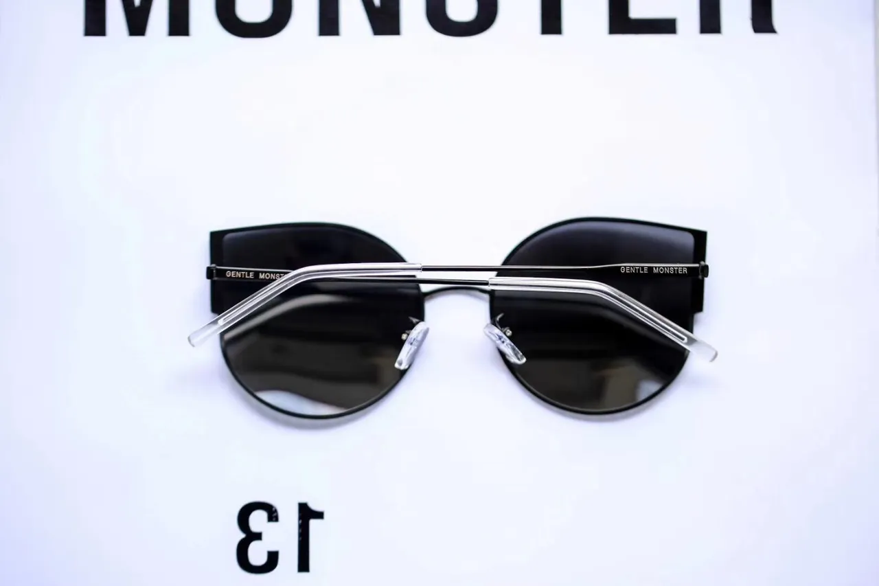 Gentle Monster نظارات شمسية كات آي غير متناظرة سوداء تدرج 8