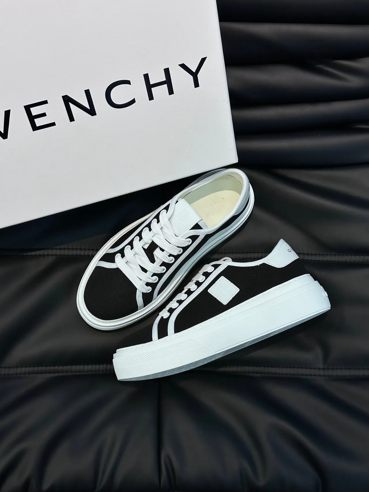 Givenchy काली सफेद लो-टॉप कैनवास अपर लाइफस्टाइल स्नीकर्स 2