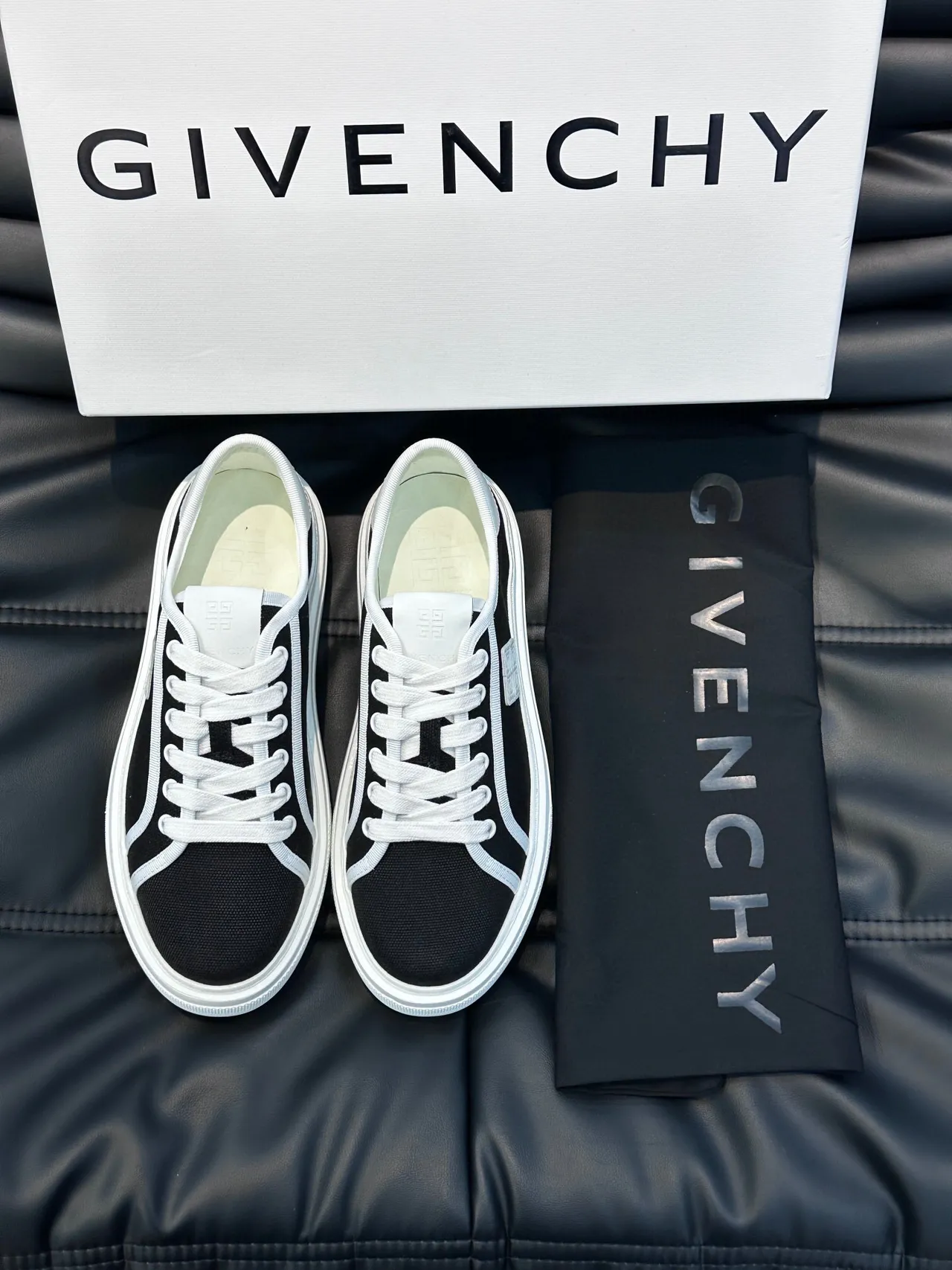 Givenchy काली सफेद लो-टॉप कैनवास अपर लाइफस्टाइल स्नीकर्स 3