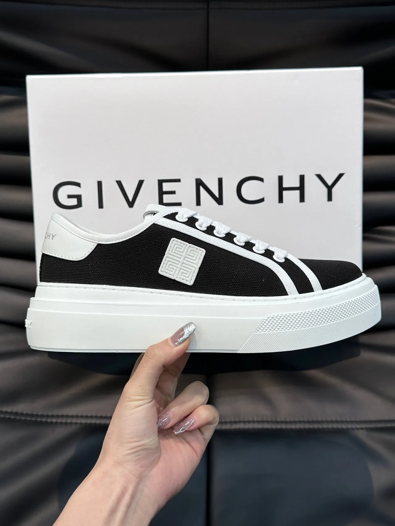 Givenchy काली सफेद लो-टॉप कैनवास अपर लाइफस्टाइल स्नीकर्स 4