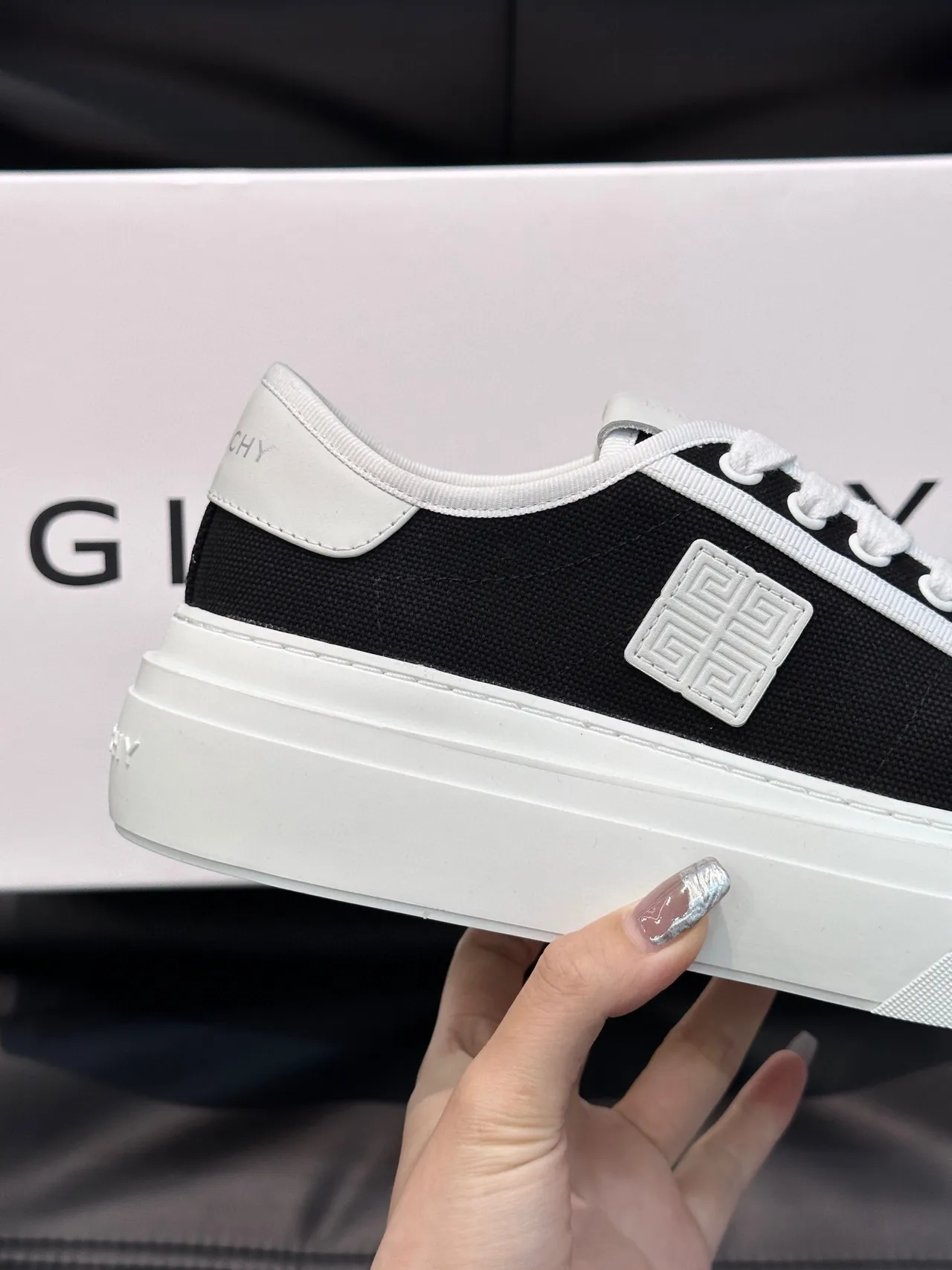 Givenchy काली सफेद लो-टॉप कैनवास अपर लाइफस्टाइल स्नीकर्स 5