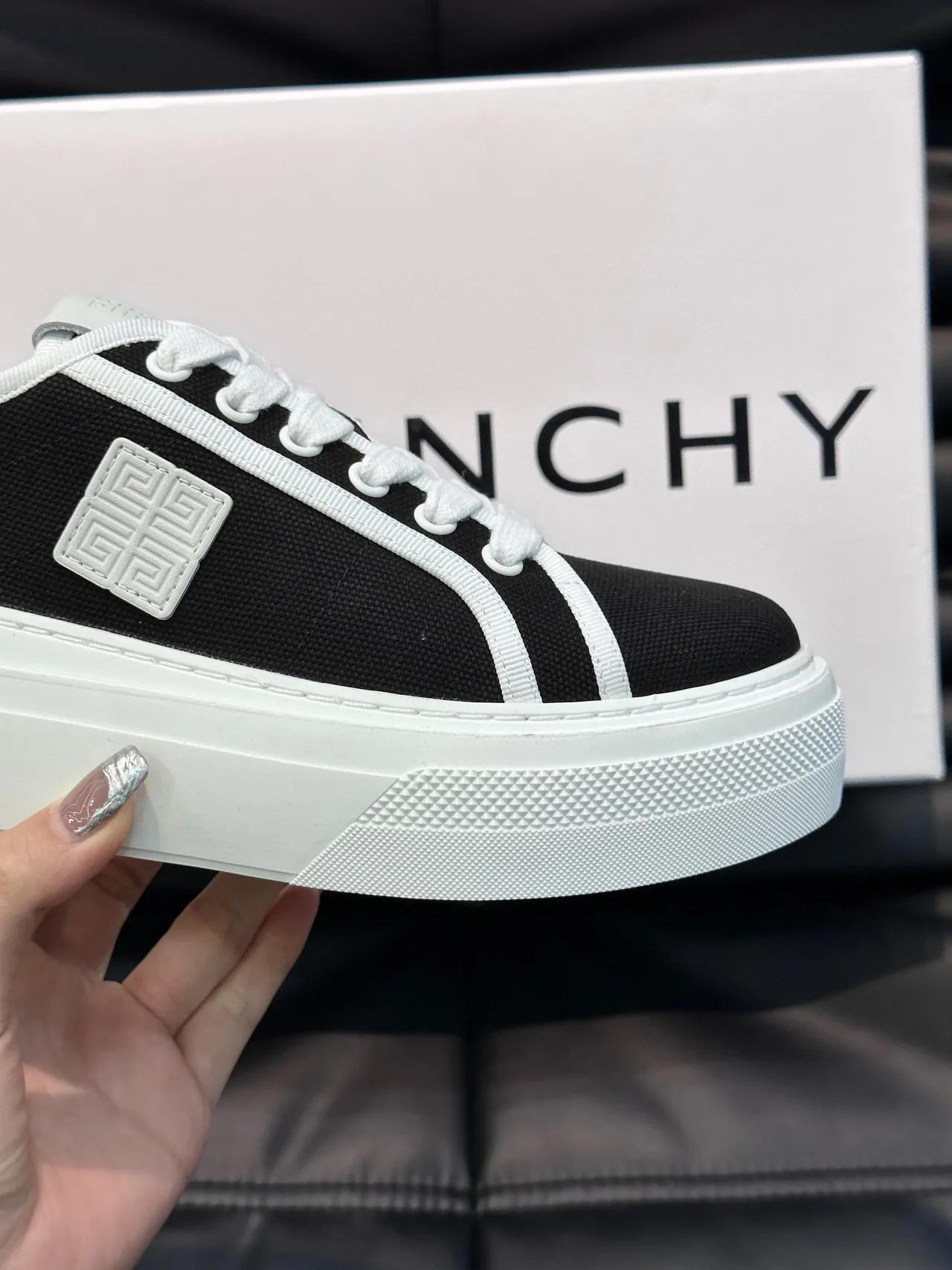 Givenchy काली सफेद लो-टॉप कैनवास अपर लाइफस्टाइल स्नीकर्स 6