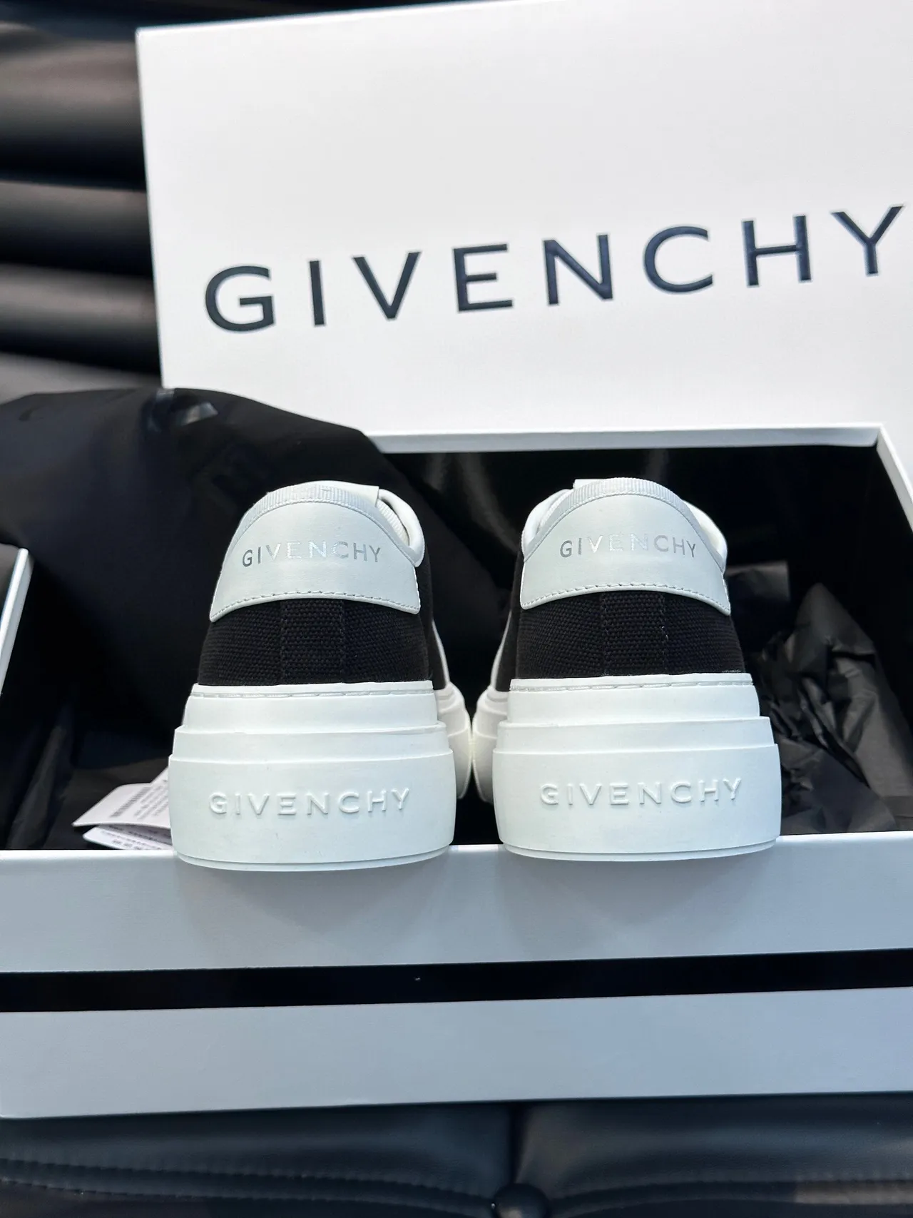 Givenchy काली सफेद लो-टॉप कैनवास अपर लाइफस्टाइल स्नीकर्स 9