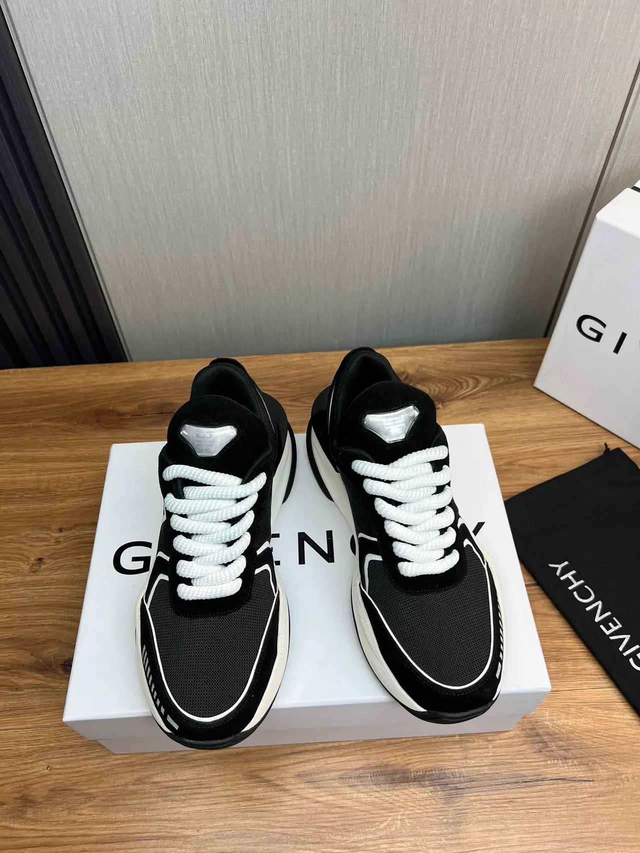 Givenchy 黑白厚底网面老爹鞋 2
