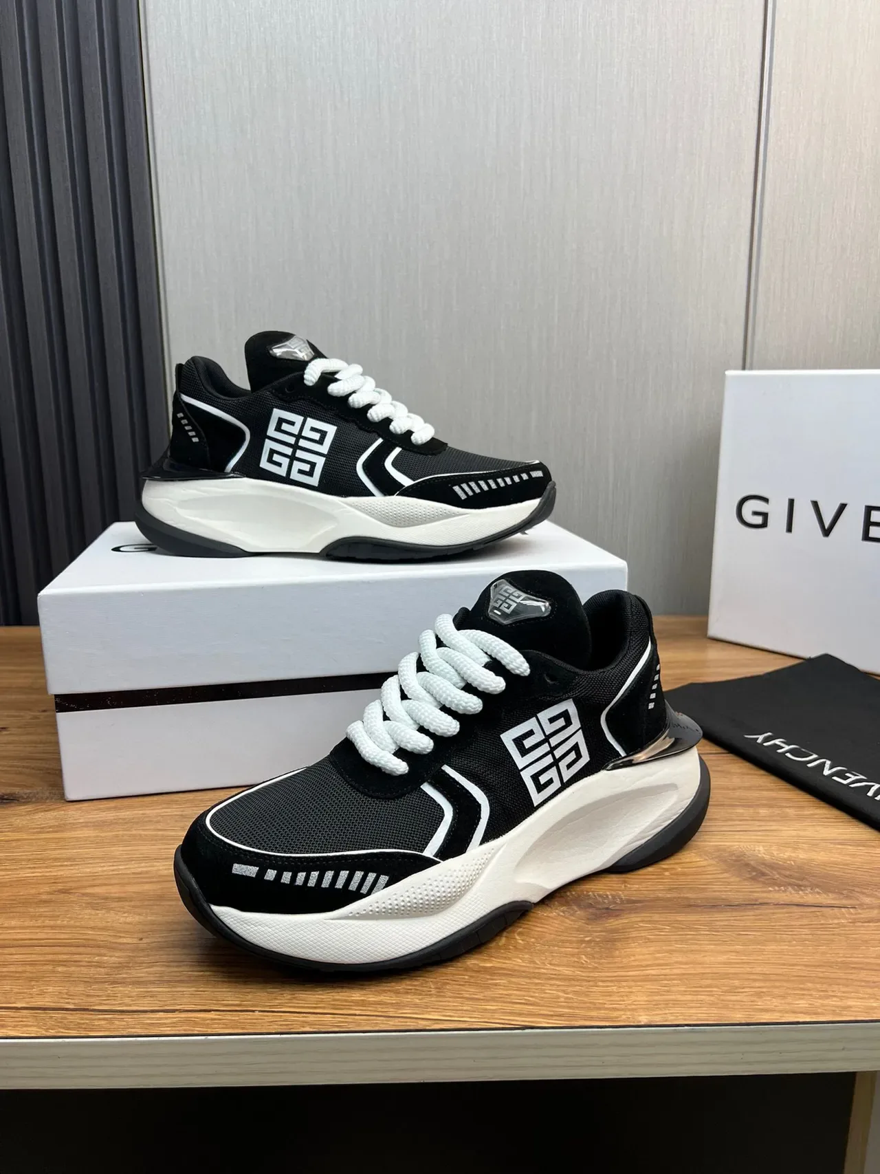 Givenchy 黑白厚底网面老爹鞋 3