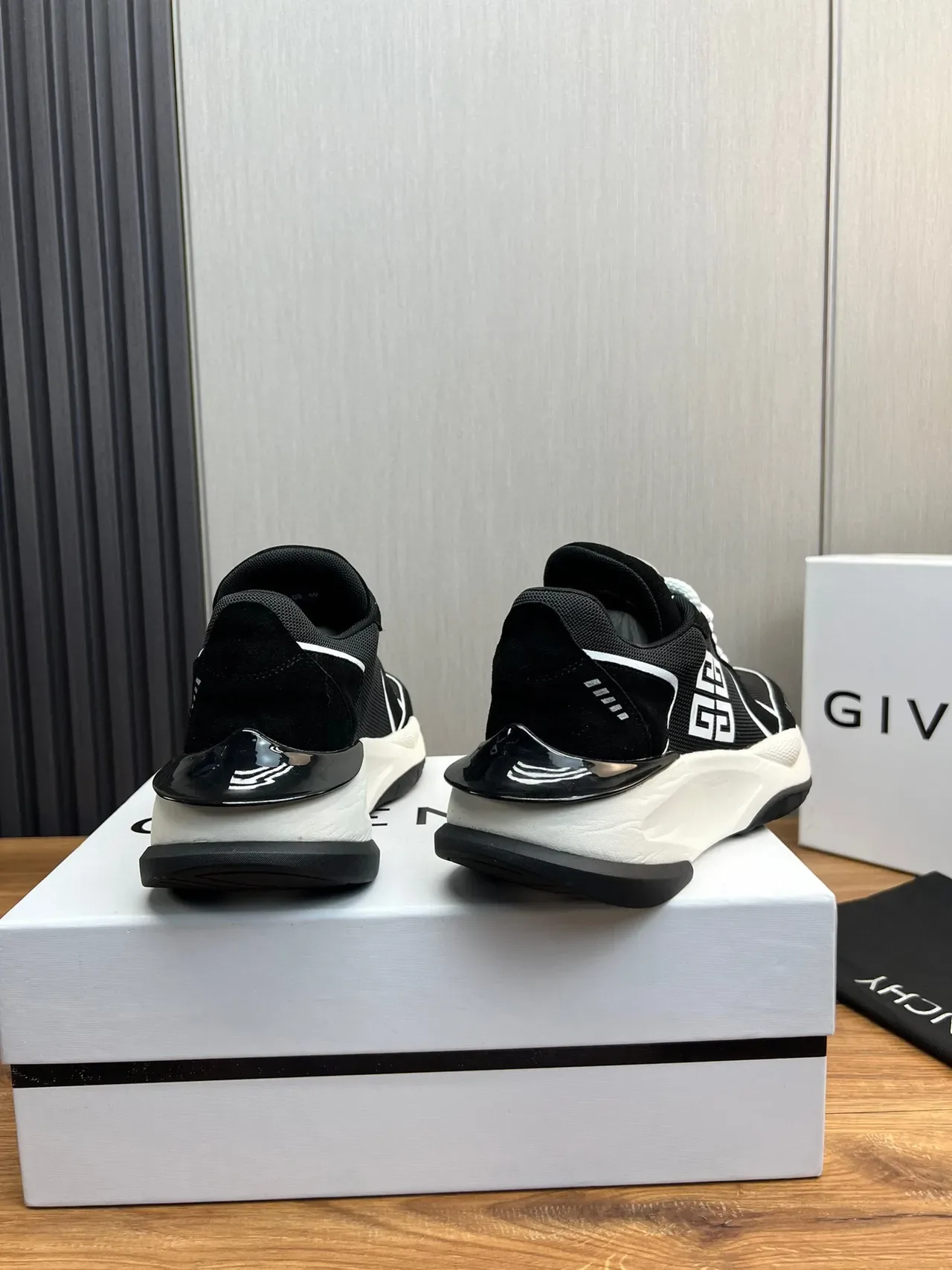 Givenchy 黑白厚底网面老爹鞋 4
