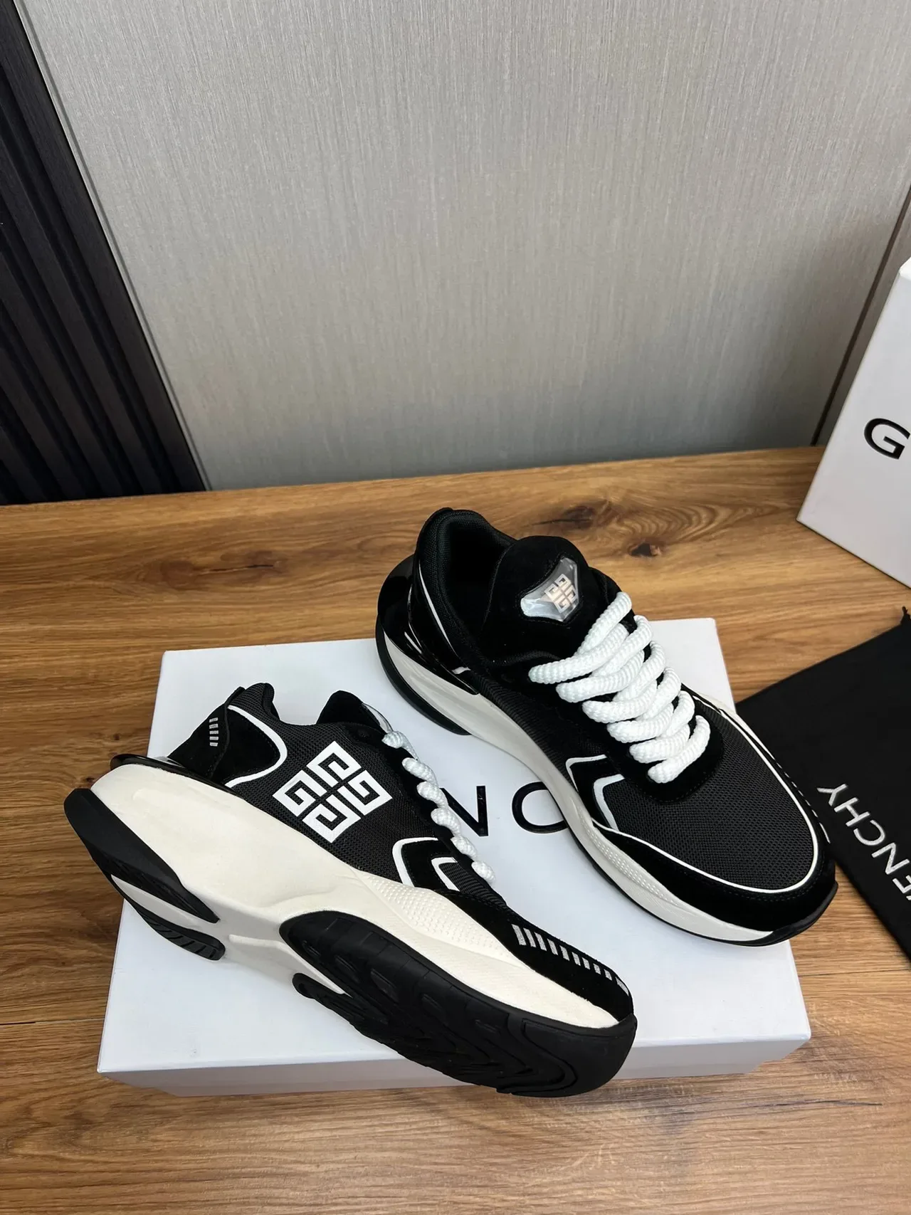 Givenchy 黑白厚底网面老爹鞋 5
