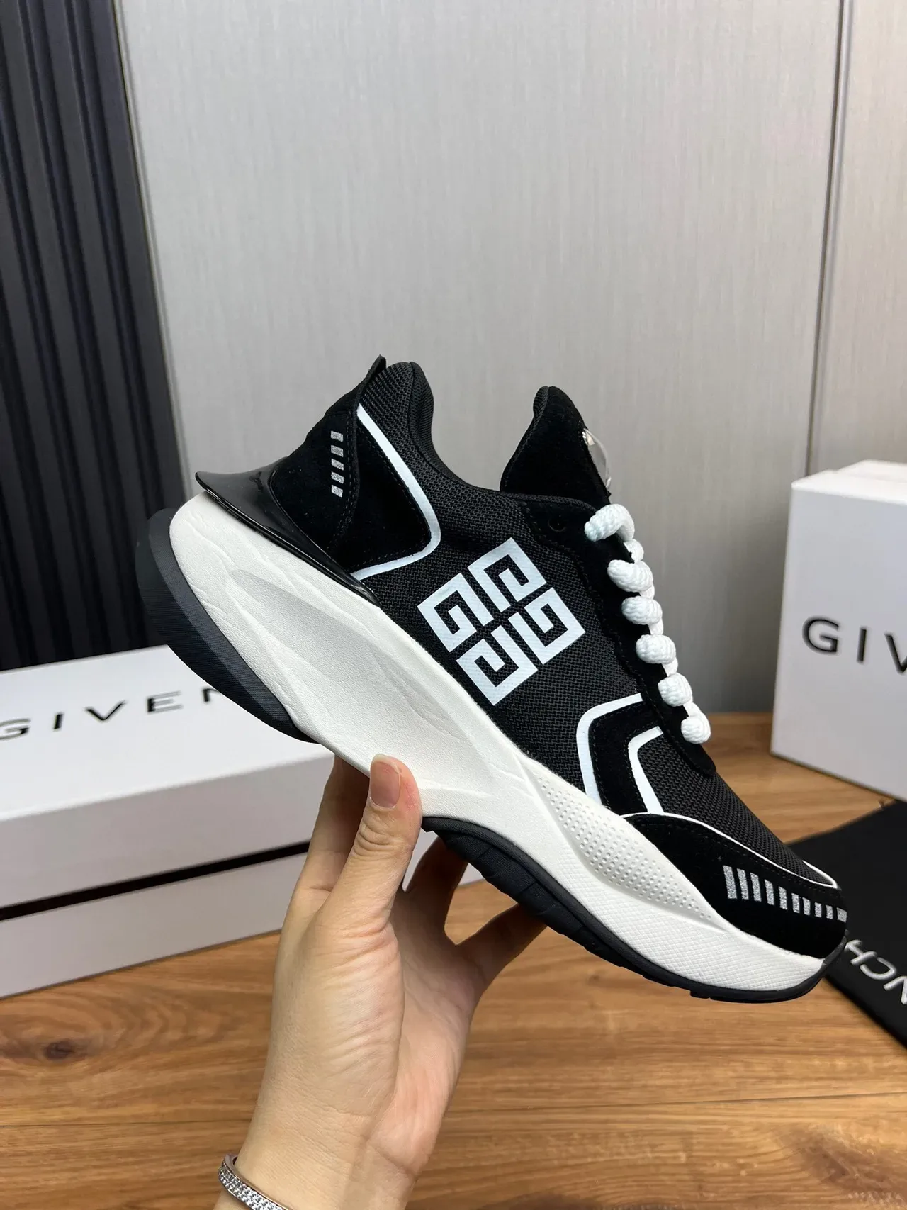 Givenchy 黑白厚底网面老爹鞋 6
