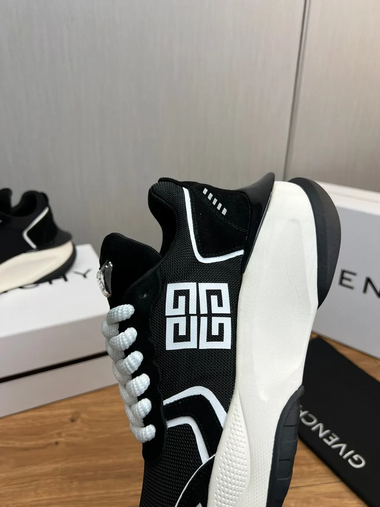 Givenchy 黑白厚底网面老爹鞋 7