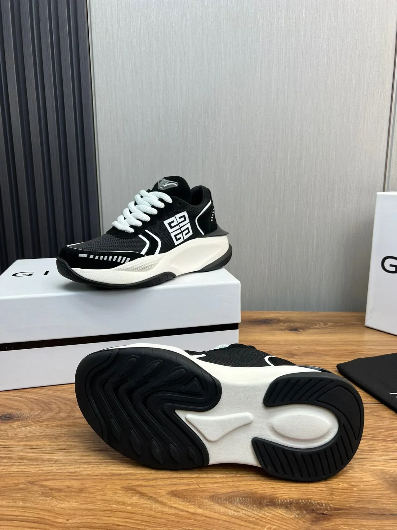 Givenchy 黑白厚底网面老爹鞋 8